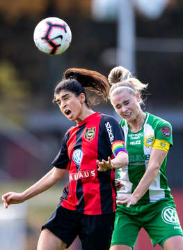 Brommapojkarnas  Aisha Faiqi och Hammarbys Emma Jansson
