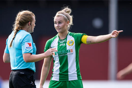 Domare Annica Torkelsson och Hammarbys Emma Jansson