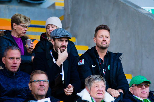 Västerås players manager Robin Blommé och tränare Peter Markstedt på läktaren