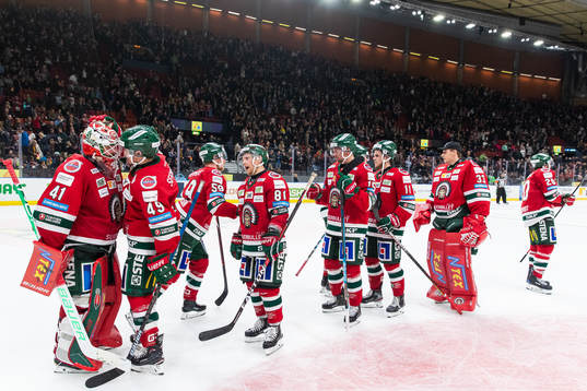 Frölundas målvakt Niklas Rubin jublar med Rhett Rakhshani