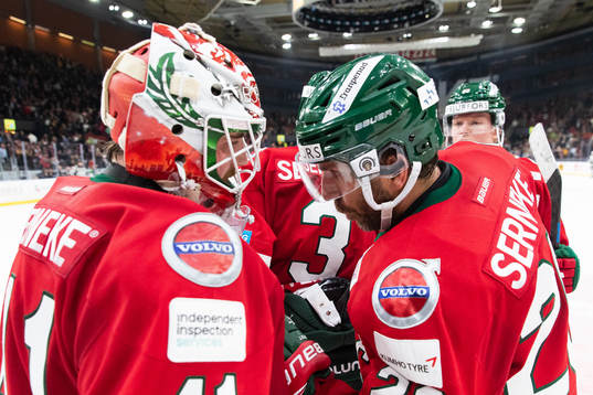 Frölundas målvakt Niklas Rubin och Joel Lundqvist jublar