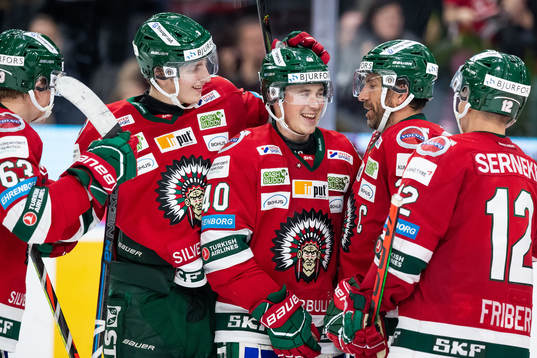 Frölundas Joel Mustonen jublar med lagkamrater