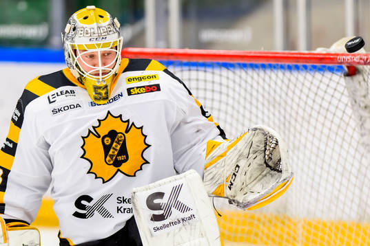 Skellefteås målvakt Oskar Östlund innan ishockeymatchen