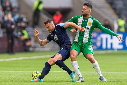 Malmö FFs Eric Larsson och Hammarbys Imad Khalili i kamp