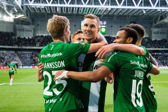 Hammarbys Richard Magyar jublar tillsammans med Aron Johannsson och Serge-Junior Martinsson Ngouali efter att ha gjort 2-0 för Hammarby