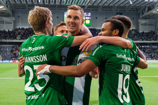 Hammarbys Aron Johannsson och Serge-Junior Martinsson Ngouali jublar med Richard Magyar som gjort 2-0