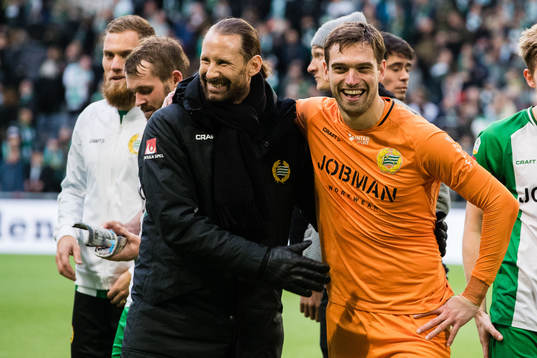 Hammarbys målvakt Johan Wiland och målvakt Davor Blazevic jublar