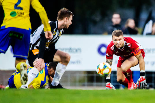 Eskilsminnes målvakt Pontus Löfvenmark försöker få tag