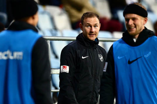 IFK Norrköpings fystränare Marcus Falk-Olander pratar med