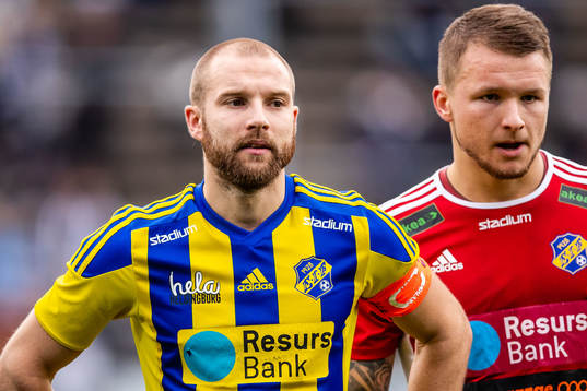 Eskilsminnes Emil Åberg och målvakt Pontus Löfvenmark
