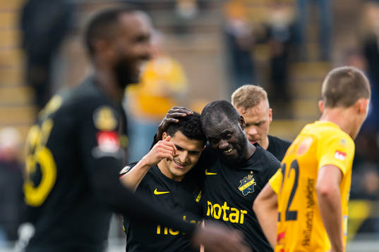 s Tarik Elyounoussi jublar med Enoch Kofi Adu efter att Elyounoussi gjort 0-3 under fotbollsmatchen i Allsvenskan mellan Falkenberg och AIK den 20 oktober 2019 i Falkenberg.