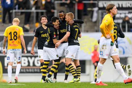 s Henok Goitom mitten jublar med Tarik Elyounoussi (v) och Sebastian Larsson under fotbollsmatchen i Allsvenskan mellan Falkenberg och AIK den 20 oktober 2019 i Falkenberg.