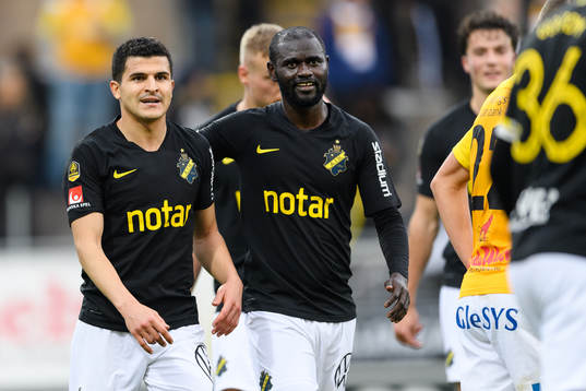 s Tarik Elyounoussi och Enoch Kofi Adu jublar under fotbollsmatchen i Allsvenskan mellan Falkenberg och AIK den 20 oktober 2019 i Falkenberg.