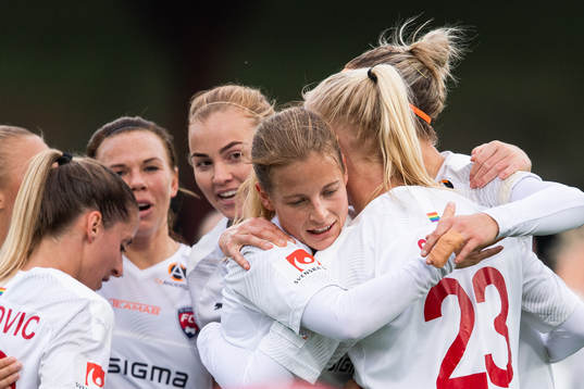 Rosengårds Anna Anvegård jublar med lagkamrater efter att hon gjort 1-0