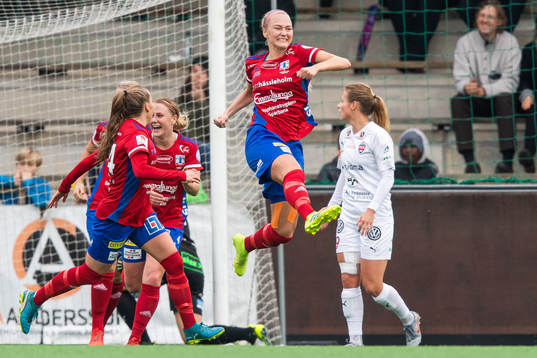 Vittsjös Alexandra Benediktsson jublar efter att hon gjort 1-1