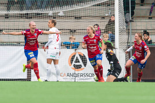 Vittsjös Alexandra Benediktsson, Nellie Persson och Catherine Bott jublar efter 1-1 från Benediktsson