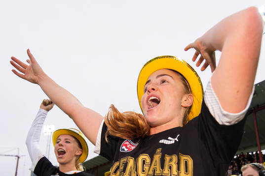 Rosengårds Glodis Perla Viggosdottir jublar med guldhatt