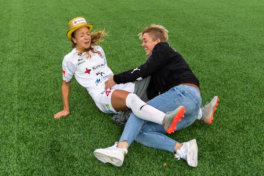 Rosengårds Malin Levenstad och sportchef Therese Sjögran jublar med guldhatt