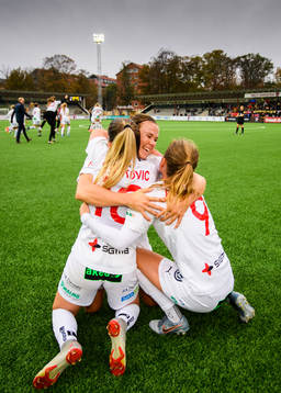 Rosengårds Jelena Cankovic, Jessica Samuelsson och Anna Anvegård jublar på slutsignal