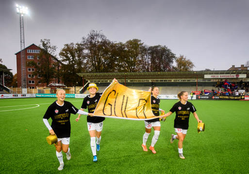 Rosengårds Hanna Bennison, Ebba Wieder, Johanna Rytting Kaneryd och Jelena Cankovic jublar
