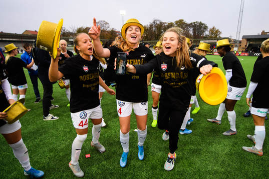 Rosengårds Malin Levenstad, Glodis Perla Viggosdottir, Fiona Brown och på telefonen Anja Mittag  jublar