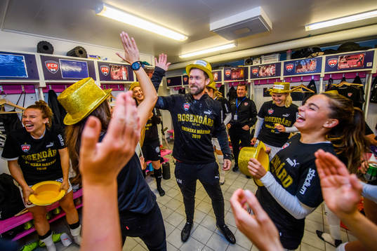 Rosengårds målvaktstränare Kenneth Mattsson jublar i omklädningsrummet