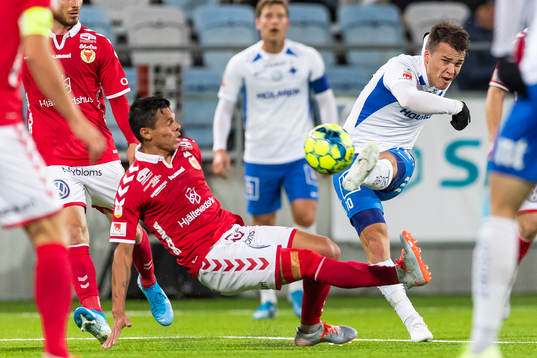Kalmars Romário Pereira Sipião glidtacklar mot IFK