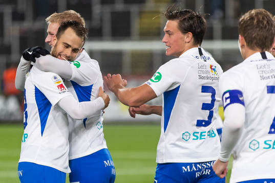 IFK Norrköpings Andreas Blomqvist gör 1-0 och jublar med Kalle Holmberg samt Rasmus Lauritsen