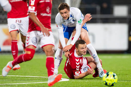 IFK Norrköpings Simon Thern i kamp om bollen med Kalmars