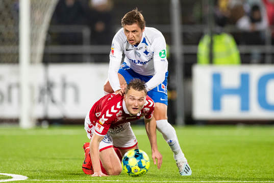 IFK Norrköpings Simon Thern i kamp om bollen med Kalmars
