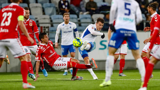 Kalmars Viktor Elm och IFK Norrköpings Simon Skrabb