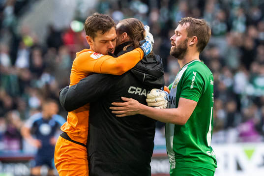 Hammarbys målvakt Davor Blazevic, målvakt Johan Wiland och Mads Fenger Nielsen jublar