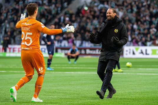 Hammarbys målvakt Davor Blazevic och målvakt Johan Wiland jublar