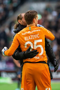 Hammarbys målvakt Johan Wiland kramar om målvakt Davor Blazevic