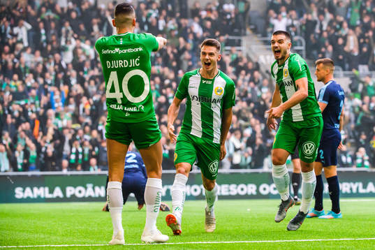 Hammarbys Alexander Kacaniklic jublar med Nikola Djurdjic och Vladimir Rodic efter 1-0