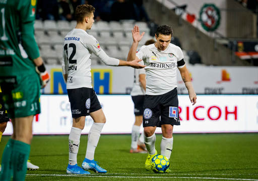 Örebros Jake Larsson och Nordin Gerzic jublar