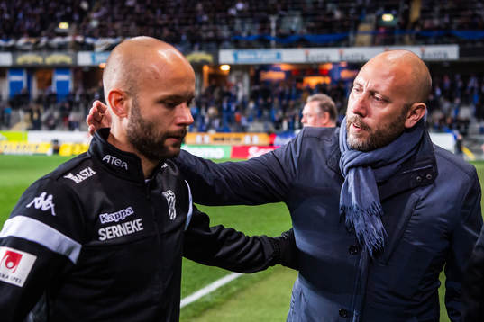 IFK Göteborgs Robin Söder klappas om av IFK Göteborgs klubbdirektör Max Markusson