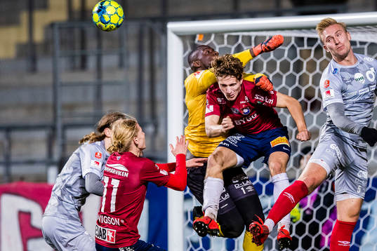 Örgrytes Jakob Lindström och Degerfors målvakt Ismael