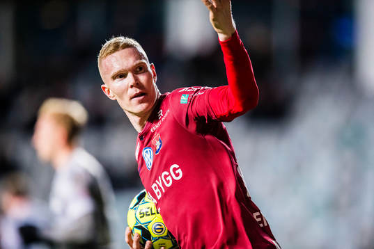 Örgrytes David Engström jublar efter 1-1 på straff