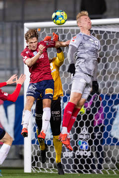 Degerfors Oliver Ekroth i kamp om bollen med Örgrytes