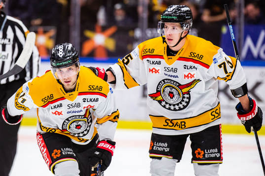 Luleås Petter Emanuelsson och Arttu Ilomäki jublar