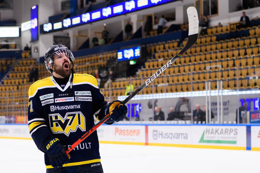 s Linus Fröberg jublar med publiken