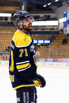 s Linus Fröberg jublar med publiken