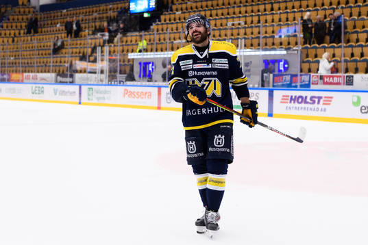 s Linus Fröberg jublar med publiken