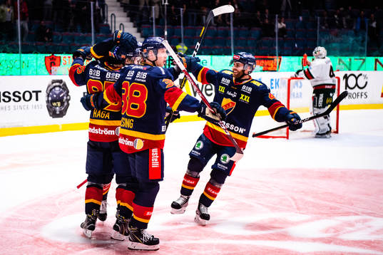 Djurgårdens Olle Alsing och Mattias Guter jublar med