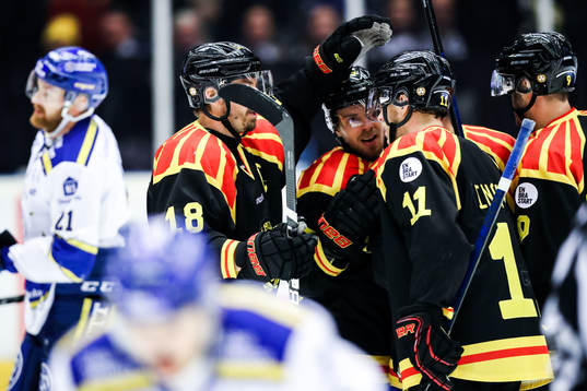 Brynäs Emil Forslund jublar med lagkamrater