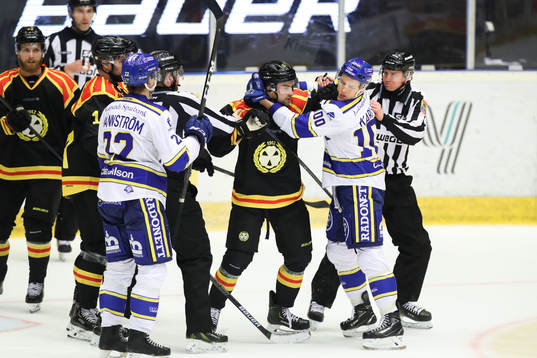 Brynäs Lukas Kilström i bråk med Leksands Martin Karlsson