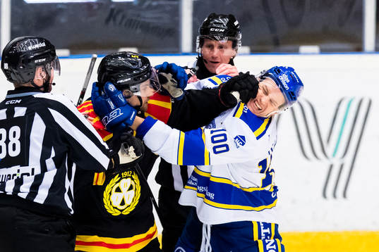 Gruff mellan Brynäs Lukas Kilström och Leksands Martin