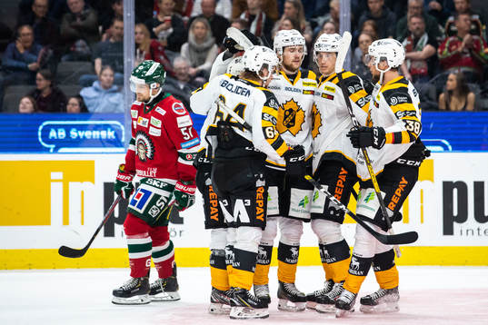 Skellefteås Filip Berglund jublar med lagkamrater