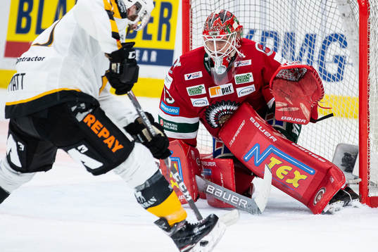Skellefteås Tom Pyatt mot Frölundas målvakt Johan